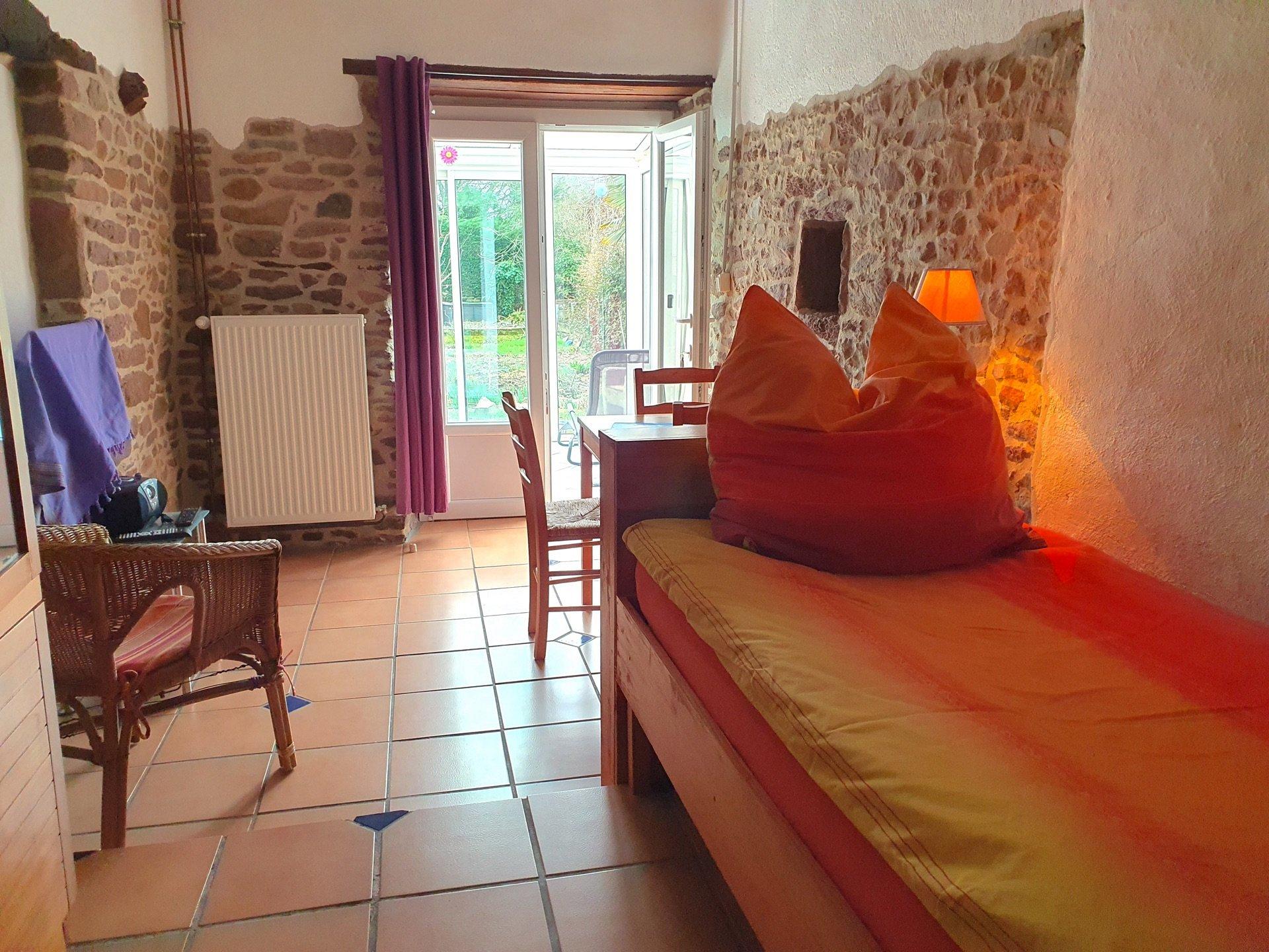 Einzelbett unter Treppe