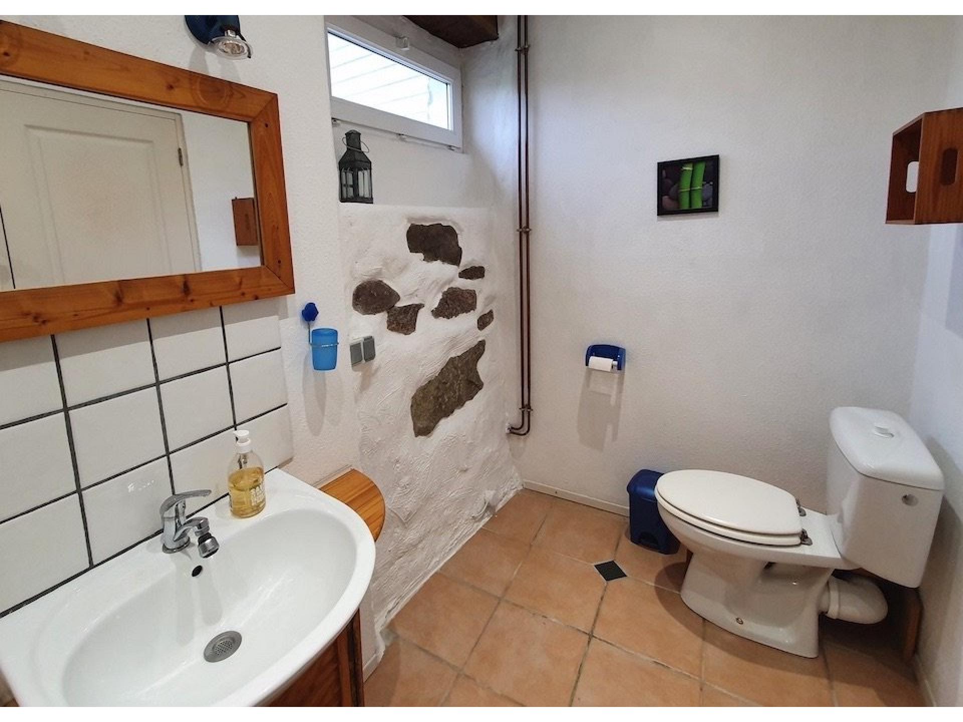 Toilette und Waschbecken