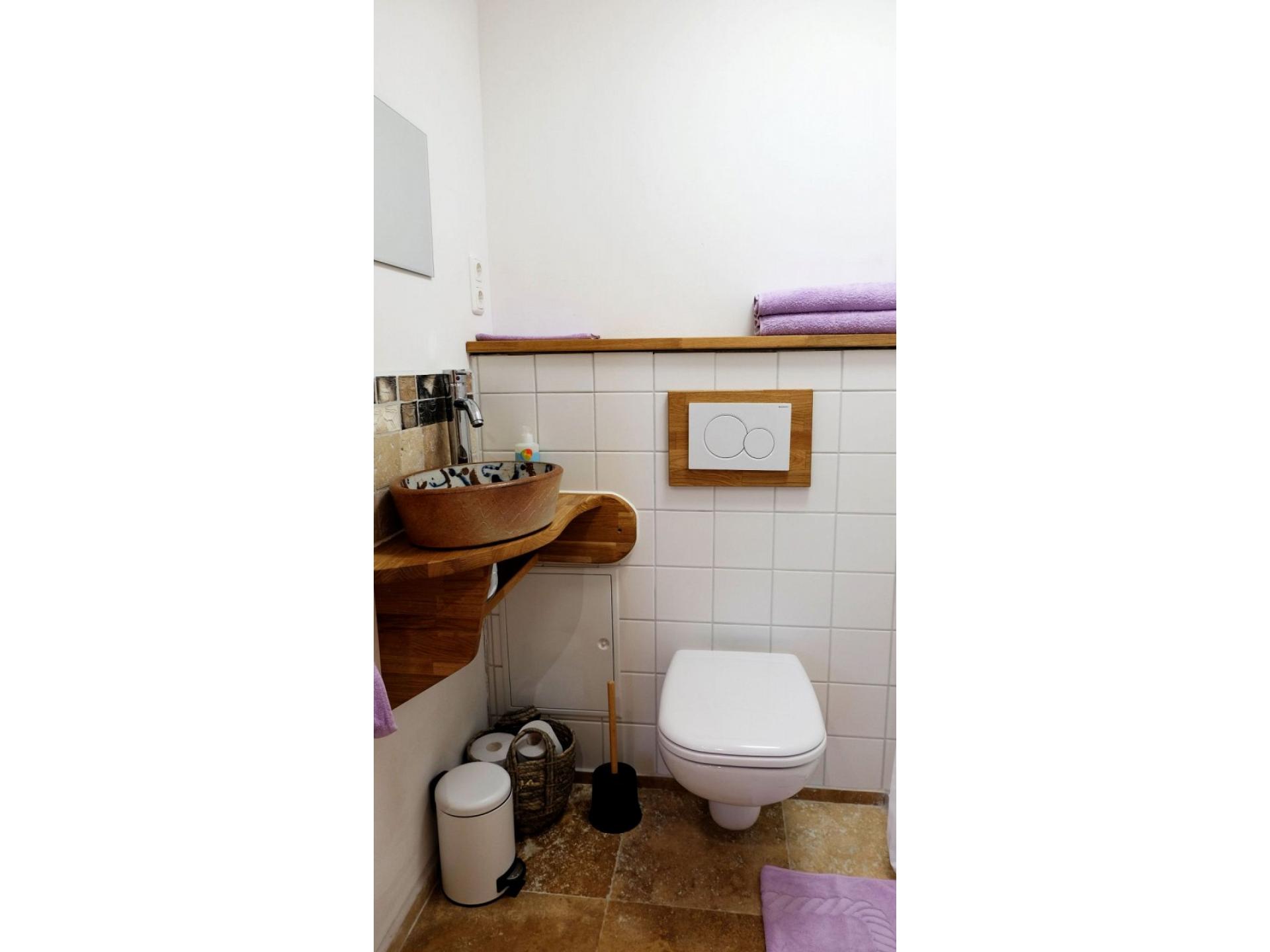 Badezimmer mit Toilette u