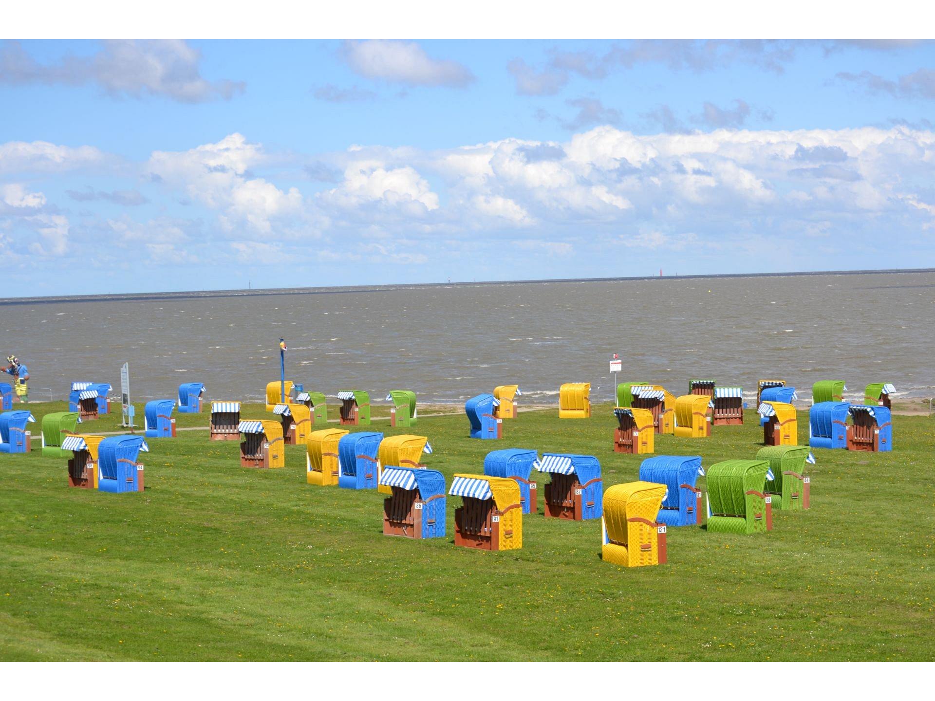 Strandkörbe am Watt
