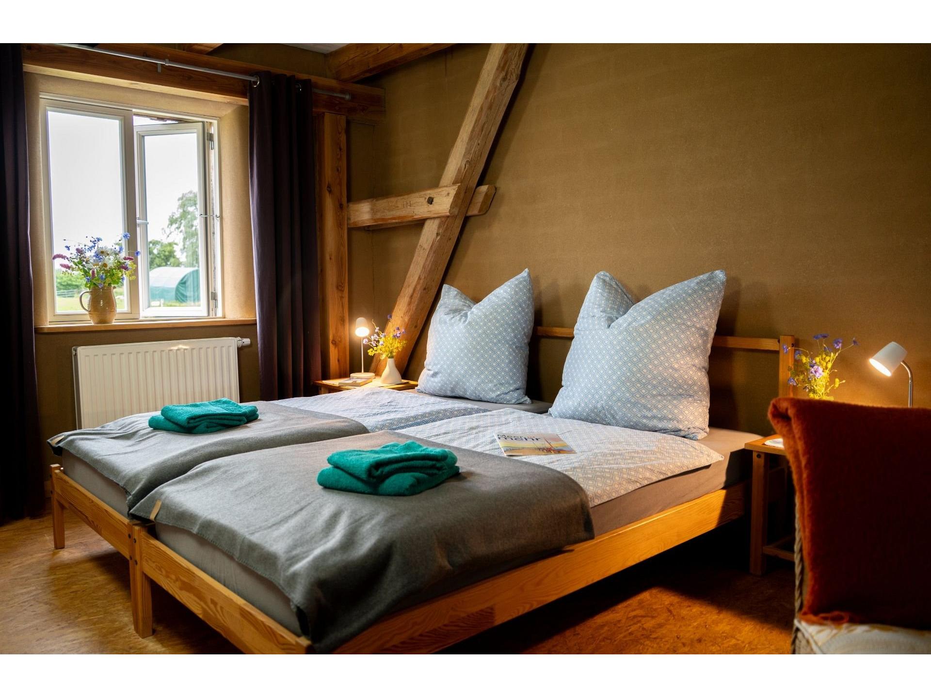 Schlafzimmer mit 2 Betten