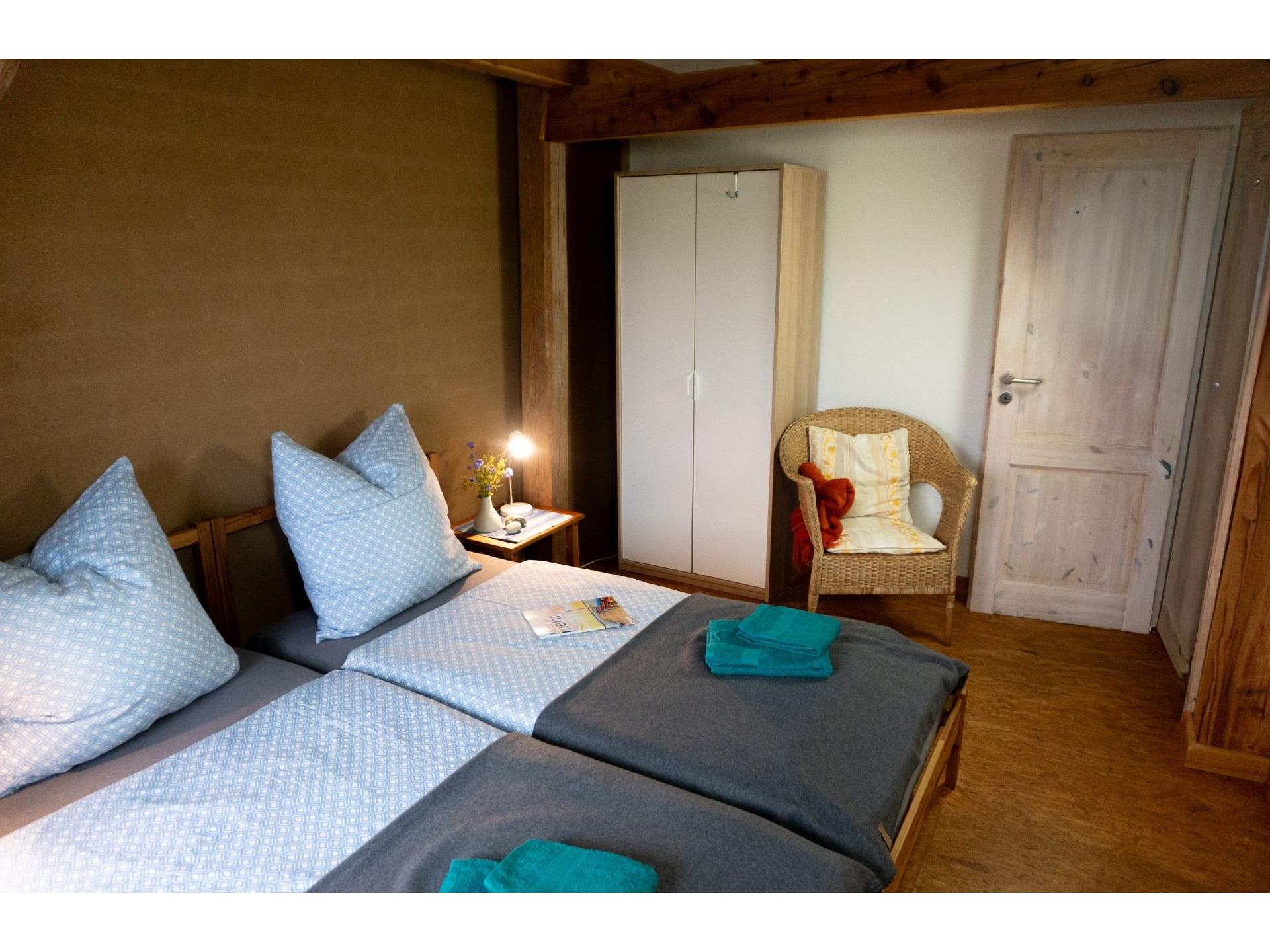 Schlafzimmer mit 2 Betten
