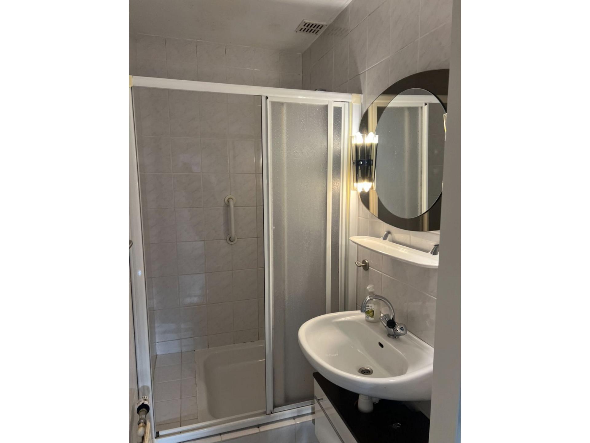 Badezimmer mit Dusche