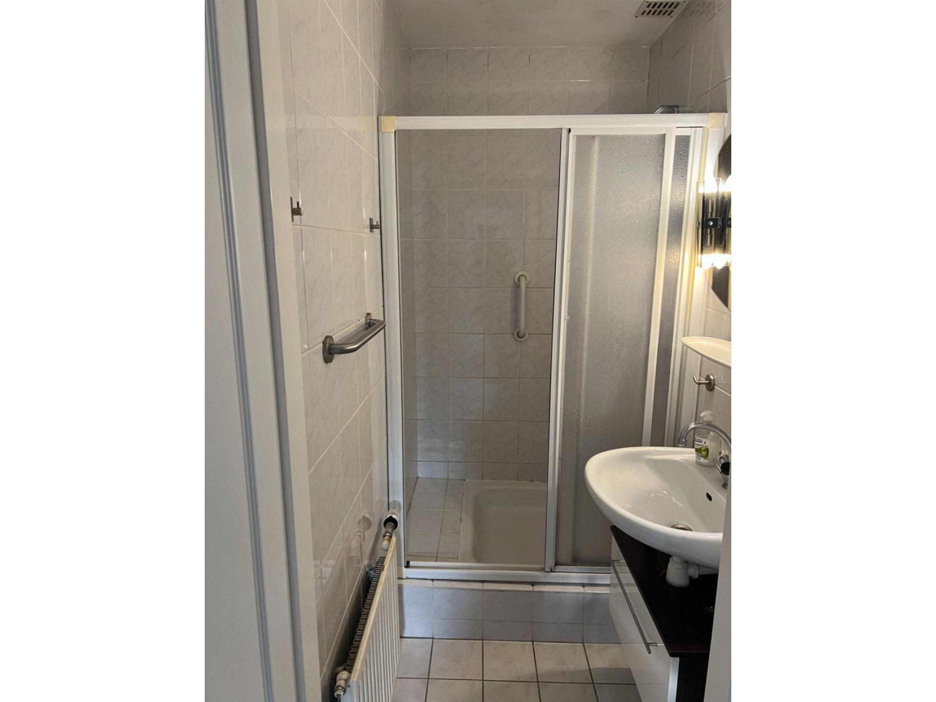 Badezimmer mit Dusche