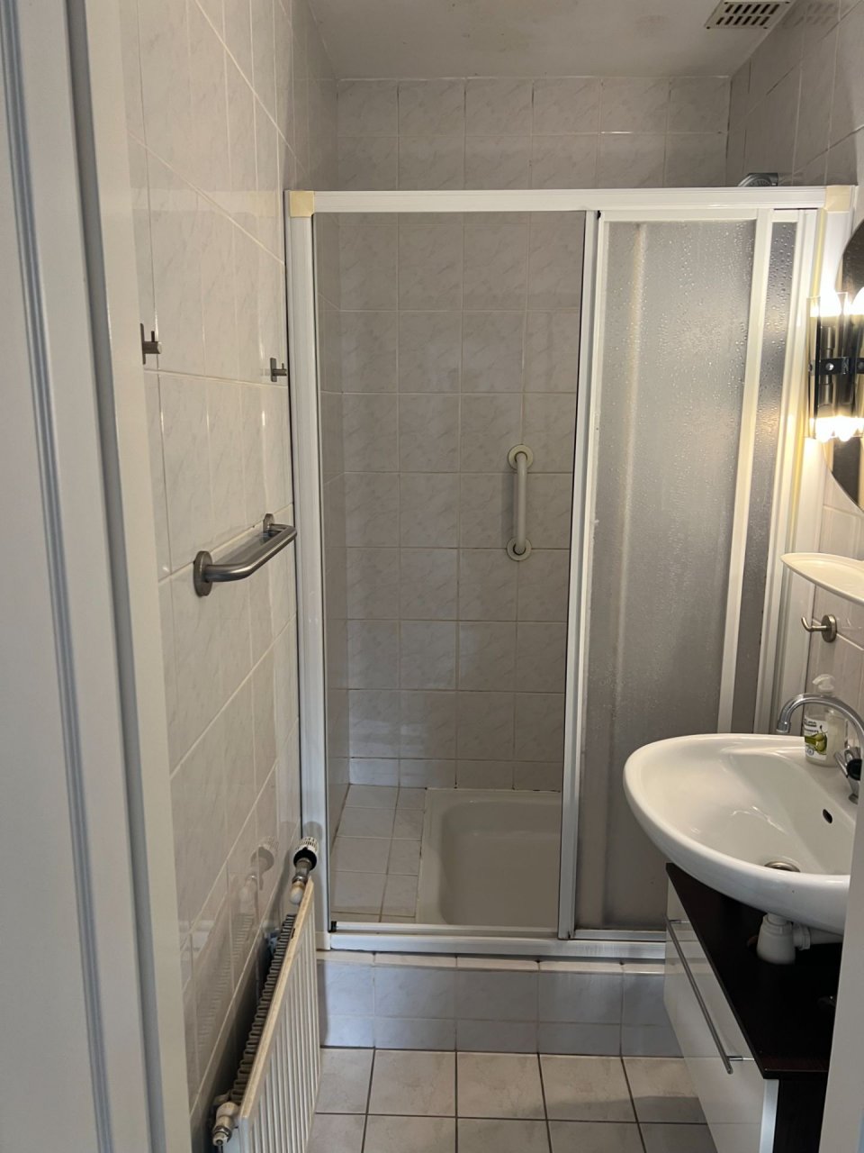 Badezimmer mit Dusche