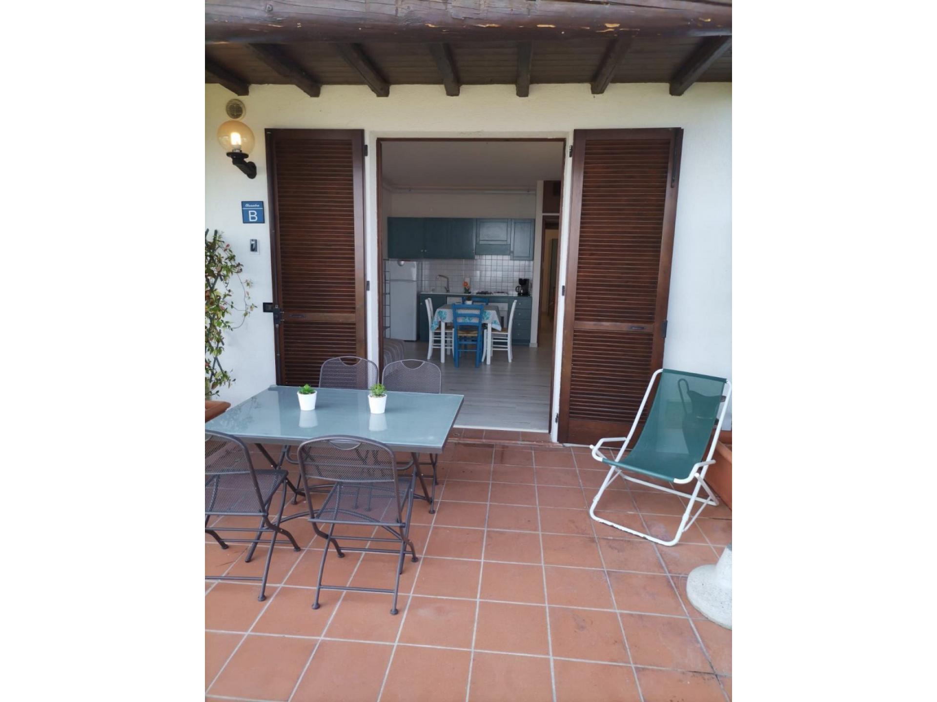 Terrasse mit Gartenmbel
