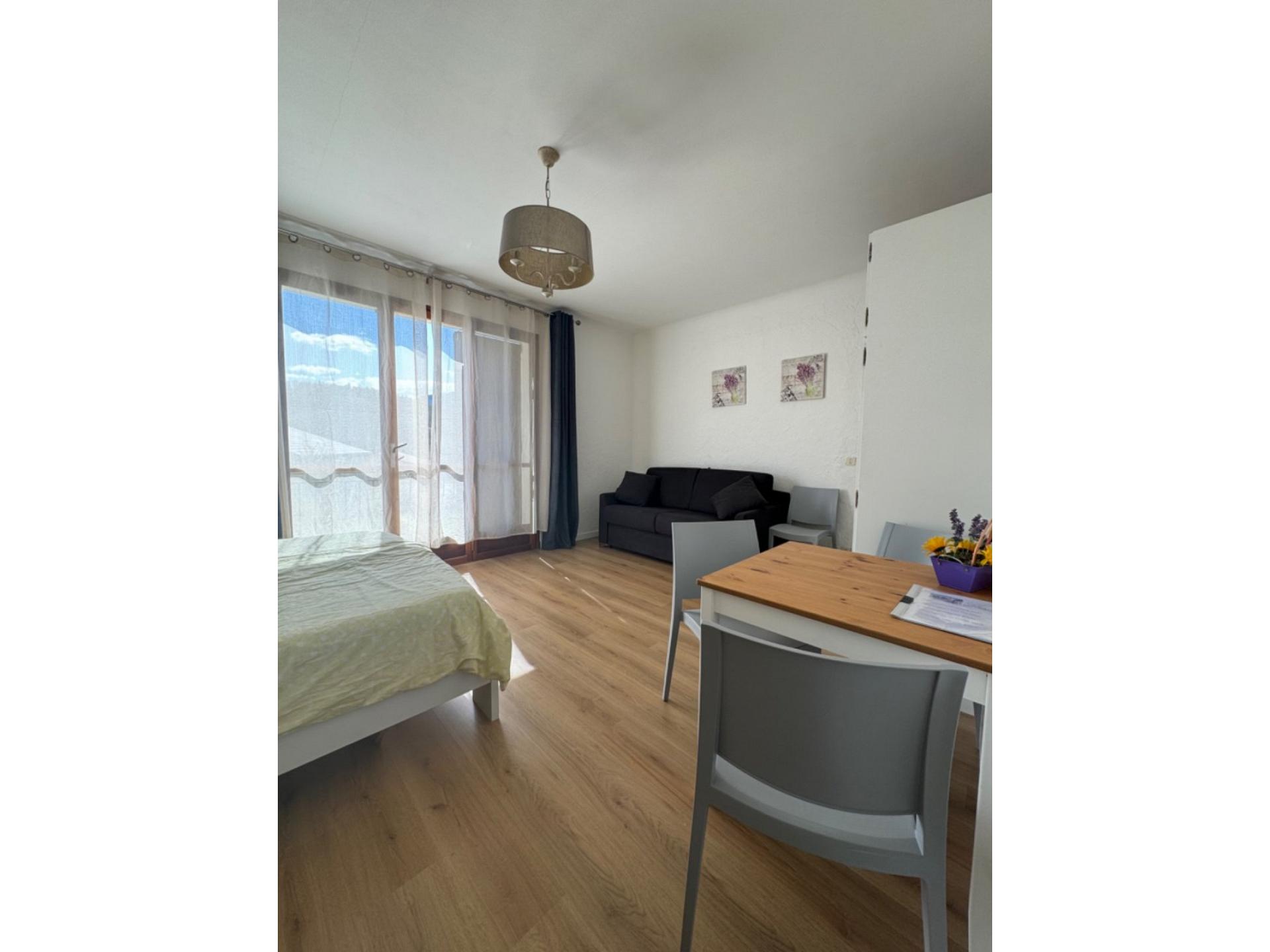 Zimmer mit Sitzbereich