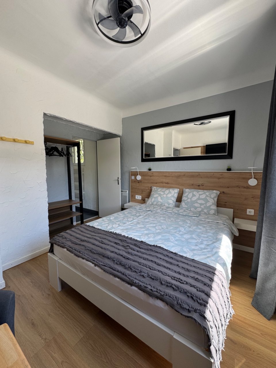 Doppelbett mit Gardrobe
