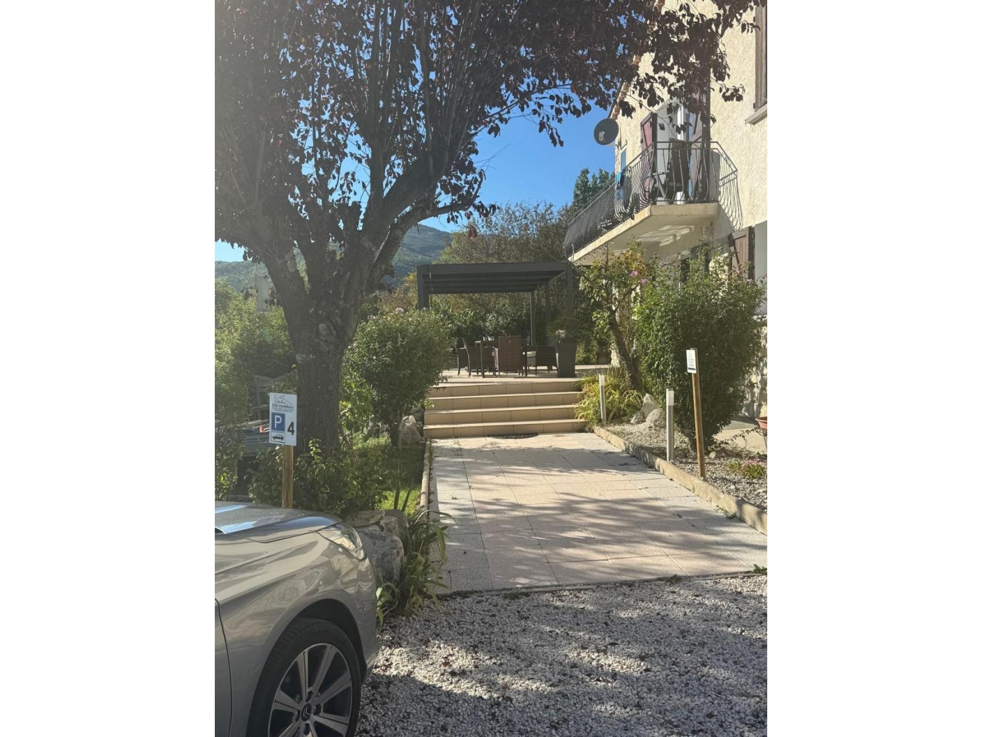 Terrasse und Eingang vom