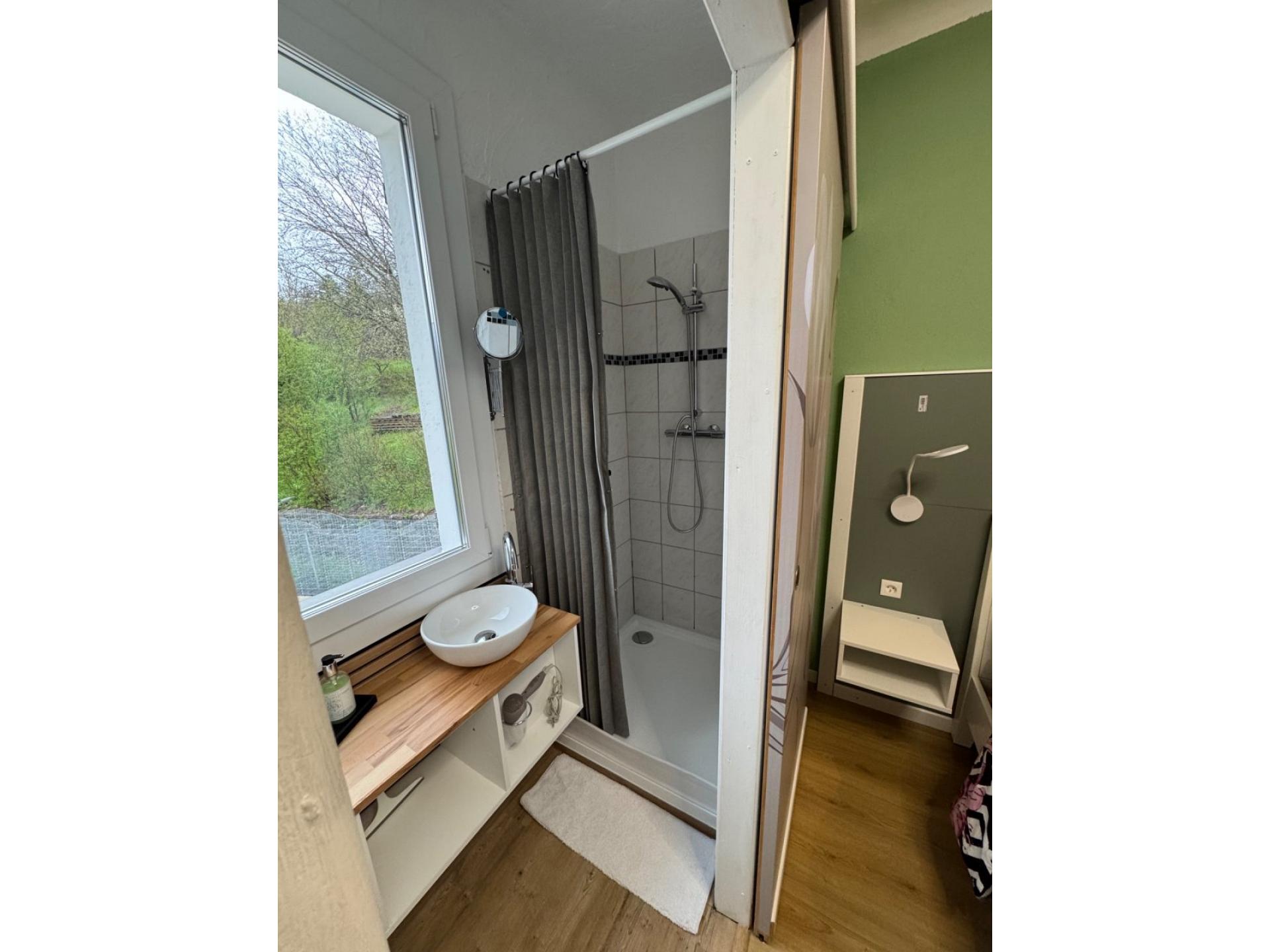 Badezimmer mit Dusche