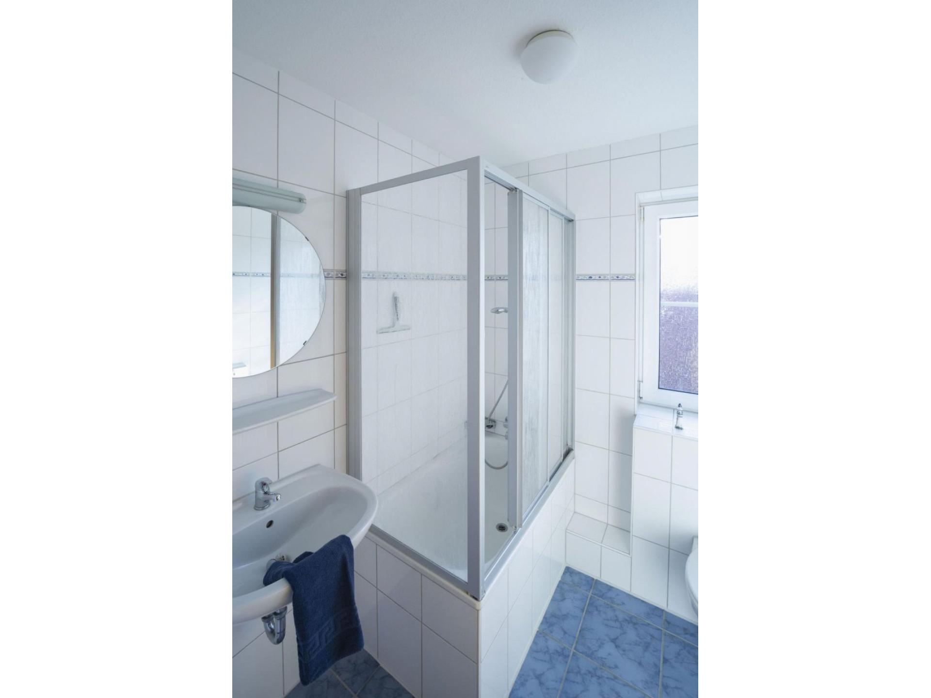 Duschbad mit Wanne im OG