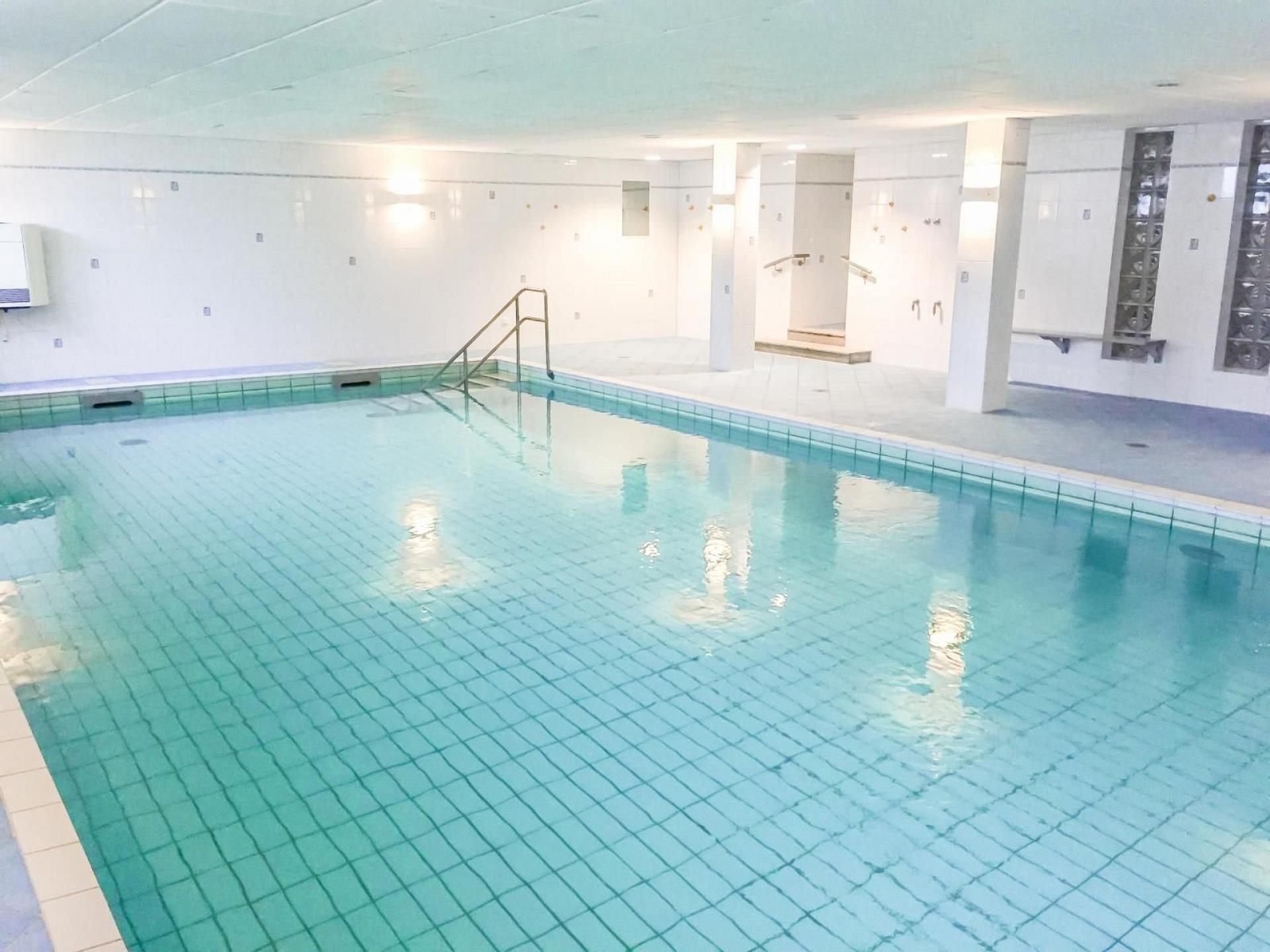 Schwimmbad gegenber