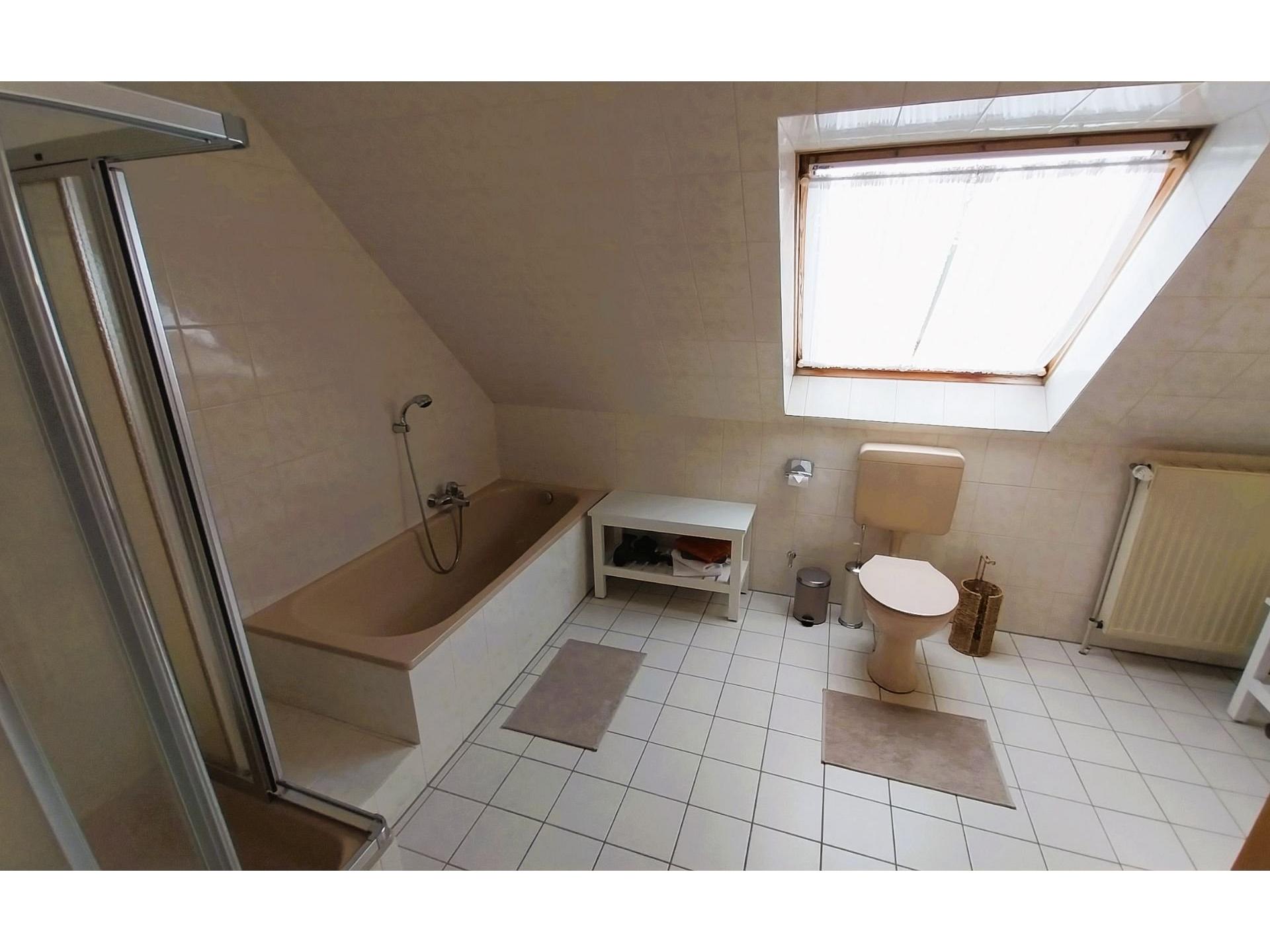 Duschbad mit Badewanne OG