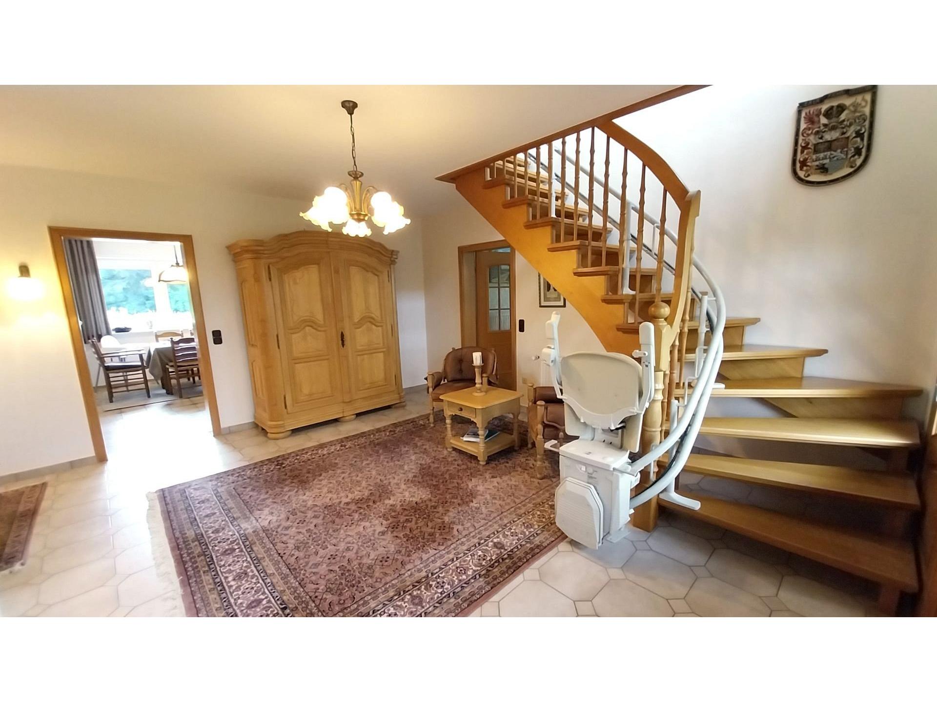 Treppe mit Lift ins OG