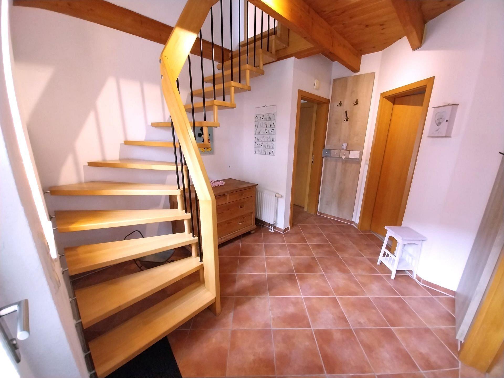 Flur und Treppe ins OG