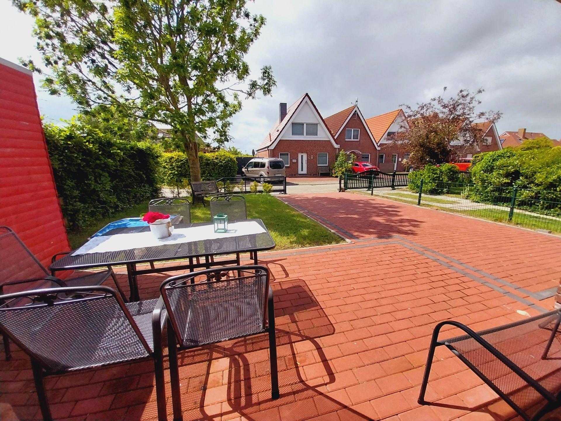 Terrasse und Parkplatz