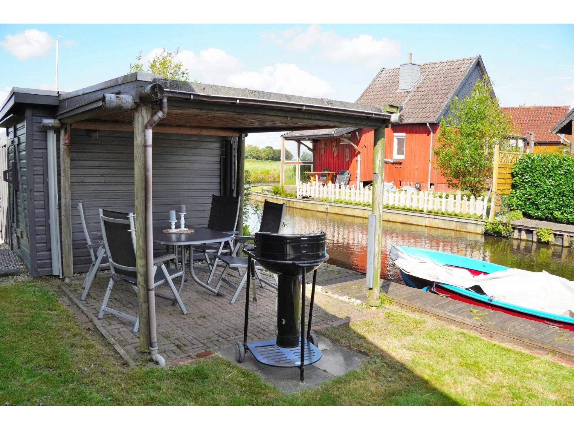 Terrasse mit Bootssteg